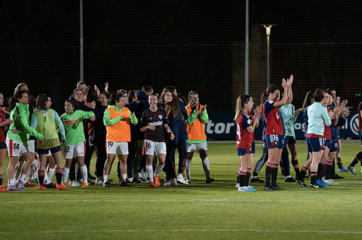 Las jugadoras del Athletic celebran el pase a semis mientras las de Osasuna agradecen el apoyo de su afición.