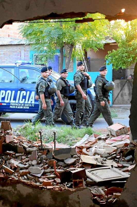 Policías patrullan por el barrio Los Pumitas de Rosario.