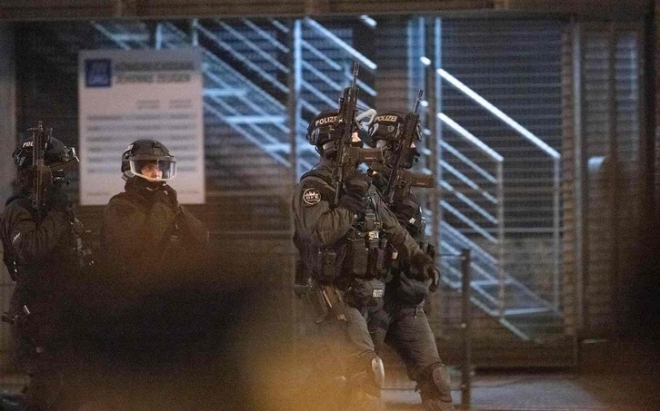 Policías en el lugar del tiroteo.