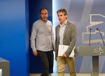 En primer plano, Unai Fernández de Betoño, y tras él Josu Estarrona.