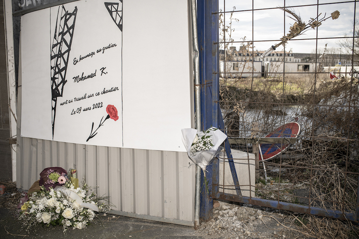 Loreak eta plaka bat garabi gidaria hil zen tokian.