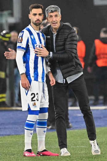 Imanol Aguacil dando instrucciones a Brais Mendez antes de salir al campo ayer en el partido de octavos de final de la Europa League