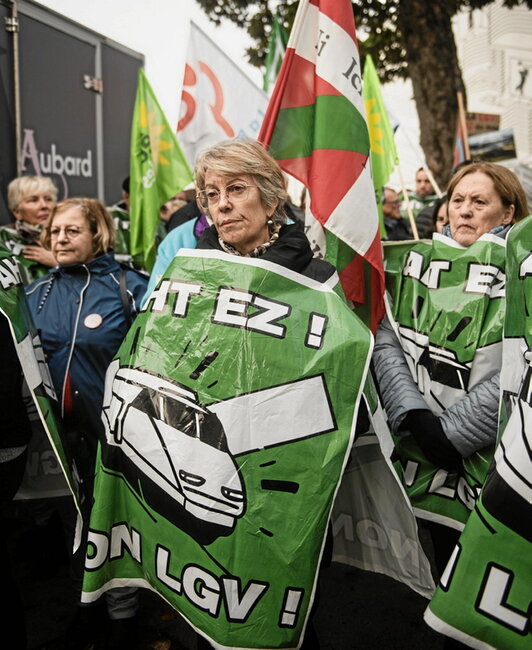 Abiadura handiko linea berriaren aurkako protesta.