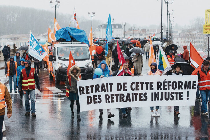 La fuerte lluvia ha perjudicado las cifras de participación en la movilización de este sábado en Baiona. (Guillaume FAUVEAU)