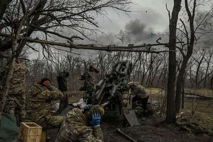 Los militares ucranianos disparan hacia las posiciones rusas cerca de la ciudad de Bajmut.