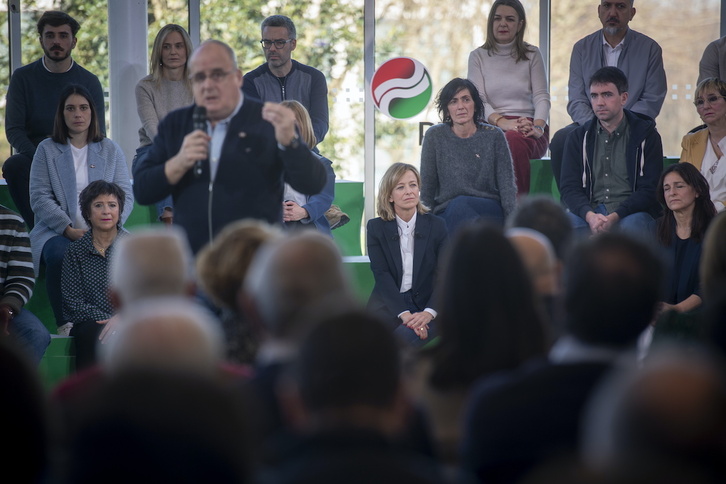 La candidata del PNV en Gipuzkoa, Eider Mendoza, enfocada en el fondo, mientras Joseba Egibar habla en un reciente acto.