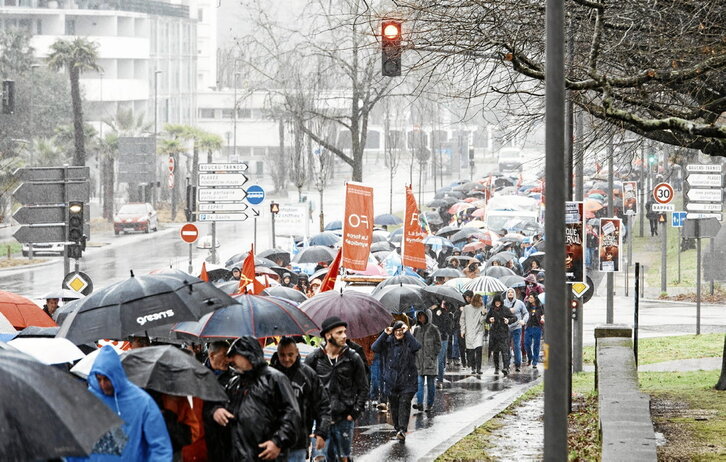 Los miles de ciudadanos que secundaron la convocatoria en Baiona completaron en recorrido desafiando al aguacero.