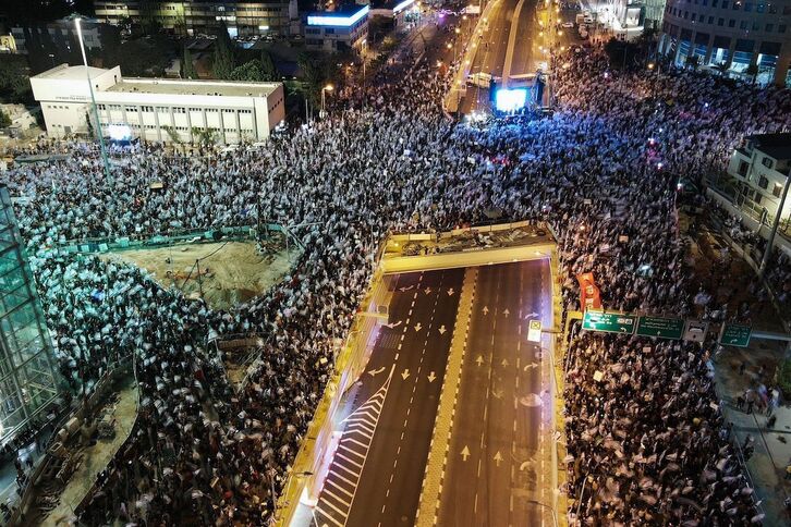 Imagen aérea de las protestas de anoche en Tel Aviv.