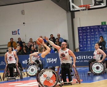 Asier García intenta taponar ante un rival.