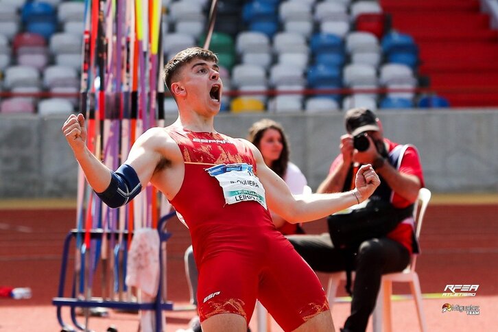 Manu Quijera estalla de alegría tras lograr la medalla de bronce.