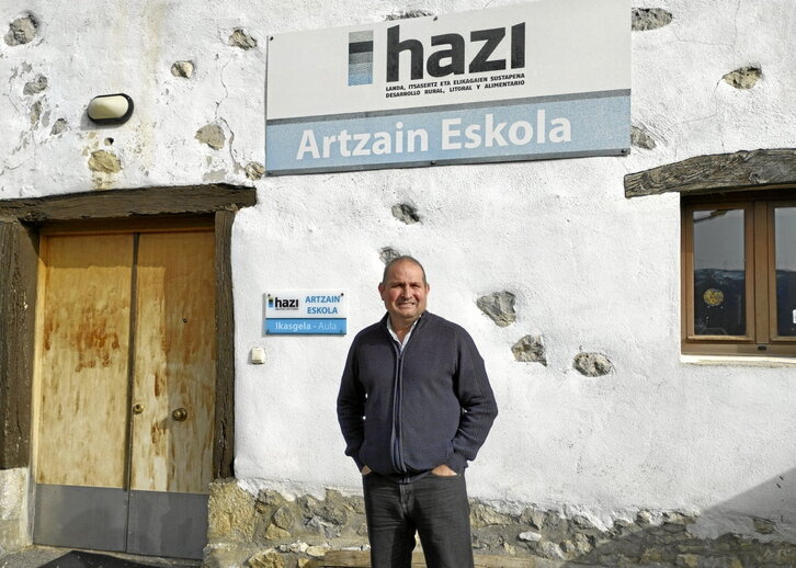 Batis Otaegi, Gomiztegi baserriko artzain eskolako atarian.