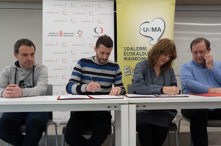 Aitor Elexpuru, Iraitz Lazkano, Ana Ollo eta Mikel Arregi, hitzarmena sinatzen.