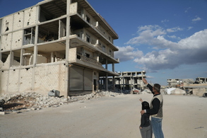Diaa y su hijo Mamdouh, desplazados por la guerra y los terremotos