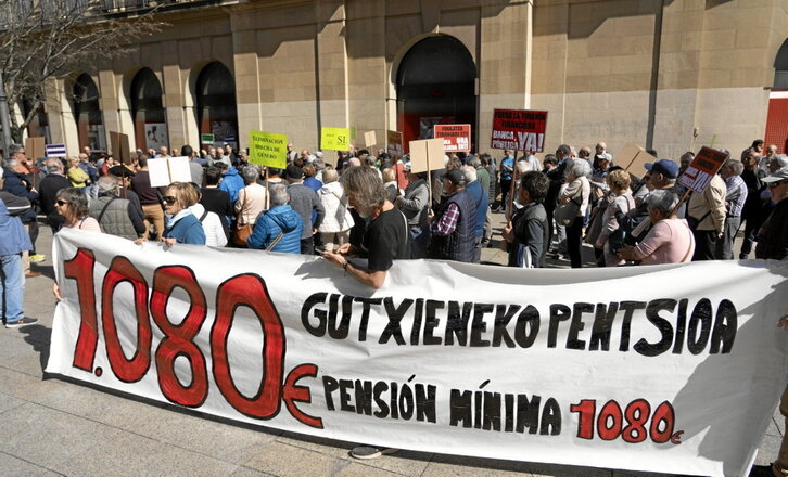Concentración en Iruñea para exigir la pensión mínima de 1.080 euros.