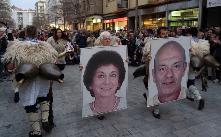 Retratos de Ángel Berrueta y Kontxi Sanchiz, en la calle Martín Azpilikueta, en un acto de recuerdo de un año anterior. 