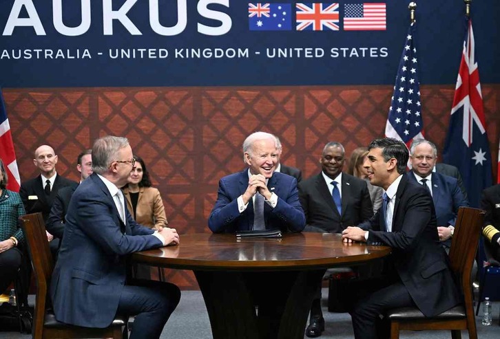 El presidente de EEUU, Joe Biden, con el primer ministro británico  Rishi Sunak, y el australiano,  Anthony Albanese, en su encuentro en la base militar de San Diego, en California.