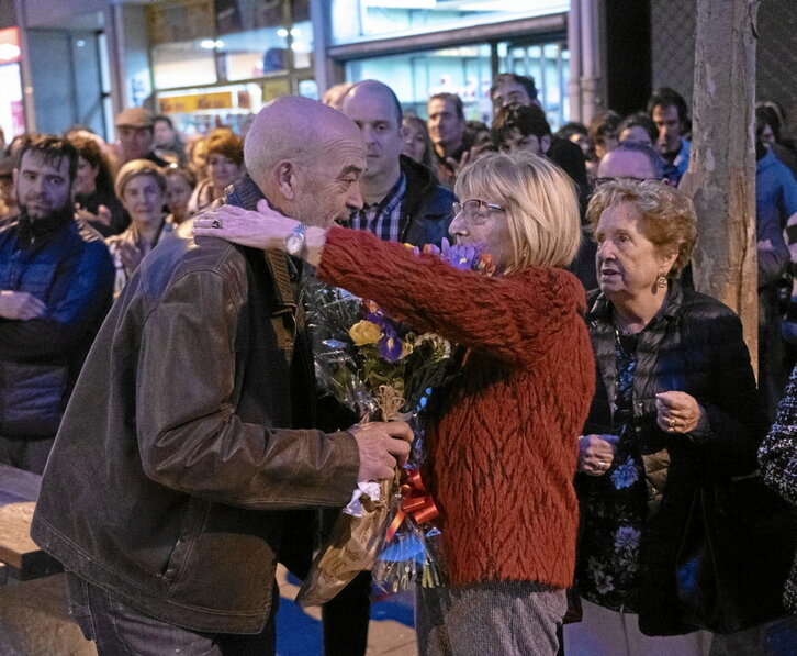 Eneko Etxeberria, hermano de «Naparra», entrega flores a Maria Carmen Mañas.