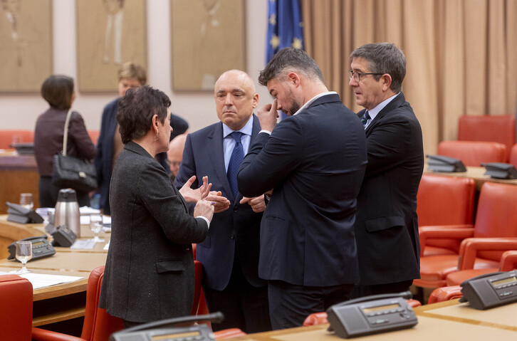 Mertxe Aizpurua conversa con Rafael Simancas, Gabriel Rufián y Patxi López en la Junta de Portavoces del Congreso.