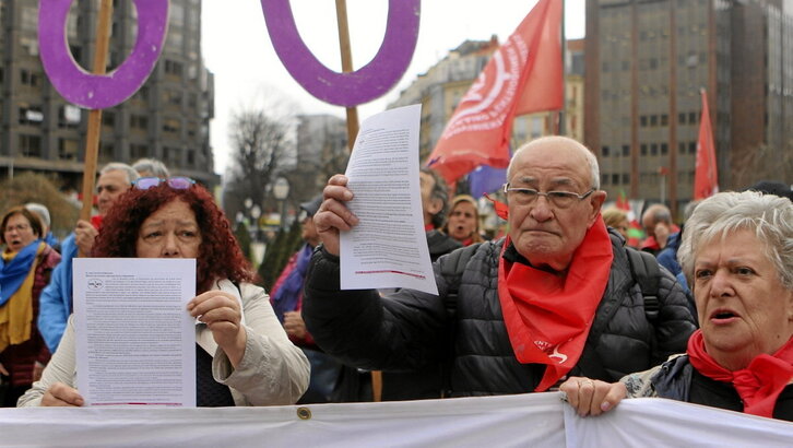 Andrea Uña y Jon Fano muestran la carta dirigida al ministro José Luis Escrivá.