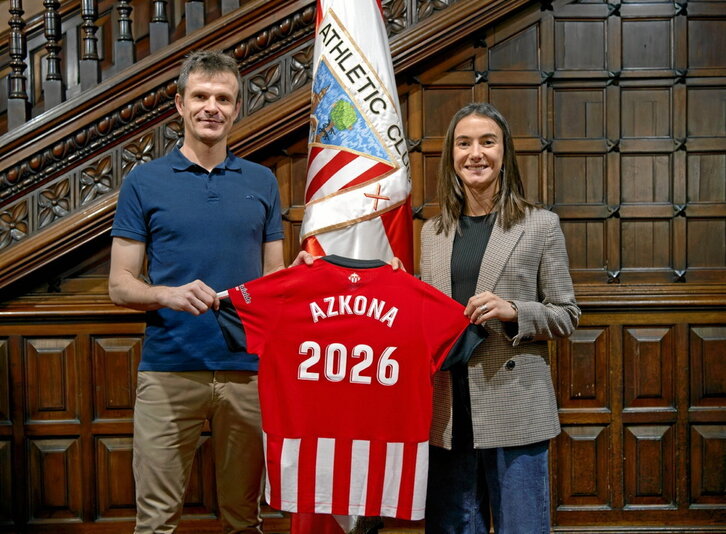 Ane Azkona eta Jon Uriarte, Ibaiganen, kontratuaren berritzea sinatu ondoren.