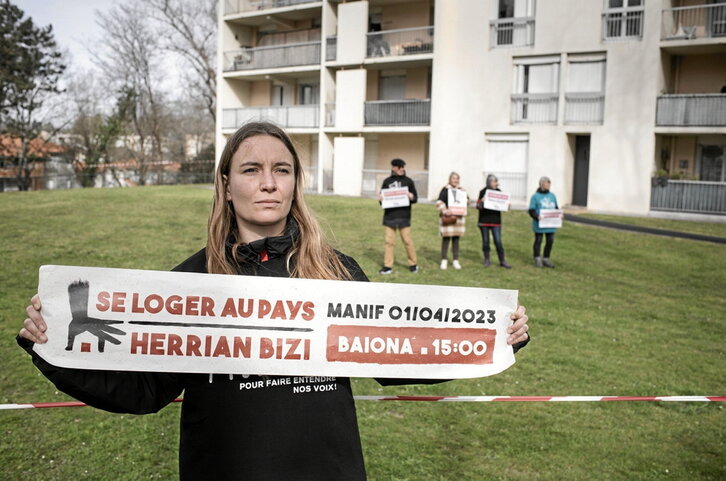 Maizterren etxegabetzeak salatzeko 300 etxebizitza inguratu zituzten zinta batekin.