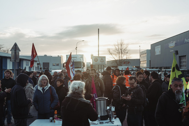 Sindikatuek zerbait beroa hartzeko aukera eskaini diete garraio zentroaren blokeoan parte hartu duten herritarrei, Mugerren