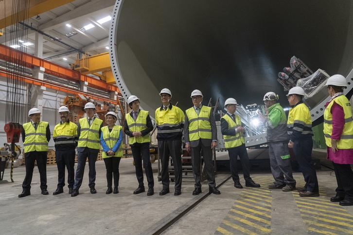 Responsables de las empresas y cargos institucionales en las instalaciones de Haizea Bilbao.