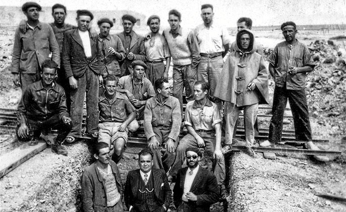 Trabajadores forzosos del ferrocarril posan durante una visita oficial a las obras. Fotografía: Archivo de Maite Magallón Metauten