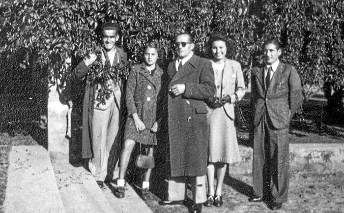 El navarro Julio Metauten en Casablanca con la gente que le ayudó a regresar a Europa. Fotografía: Archivo de Maite Magallón Metauten