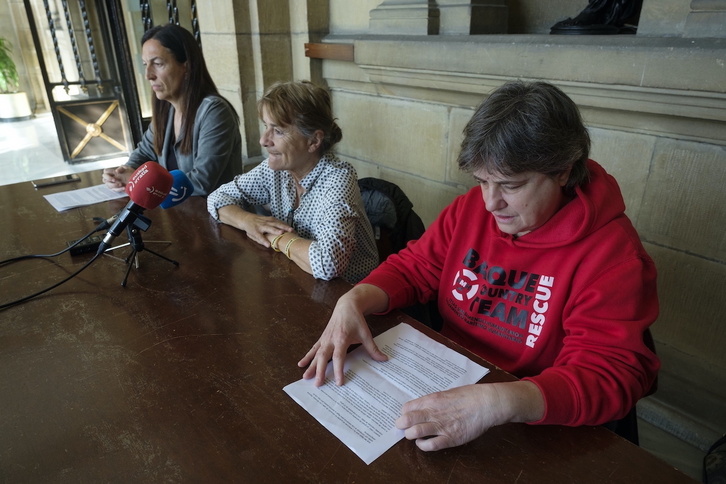 Las tres representantes de SMH, durante su comparecencia en Donostia.