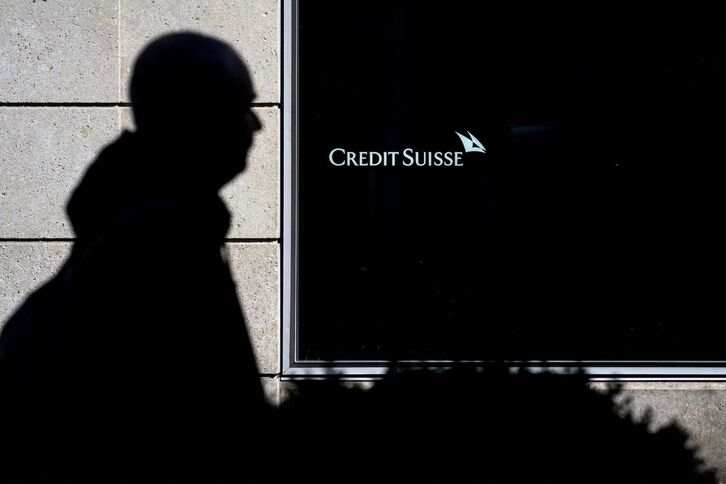 Un hombre pasa ante una sucursal de Credit Suisse en Zurich. 