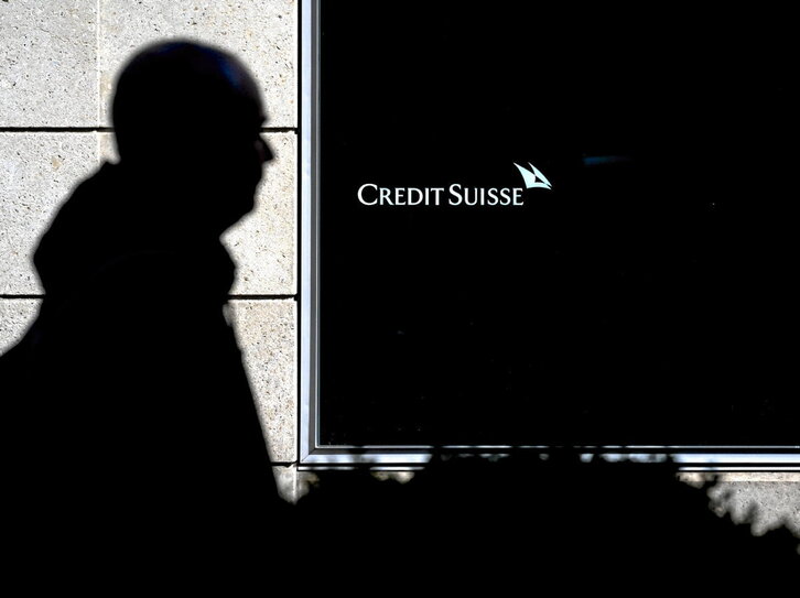 Un hombre pasa ante una sucursal de Credit Suisse en Zurich.