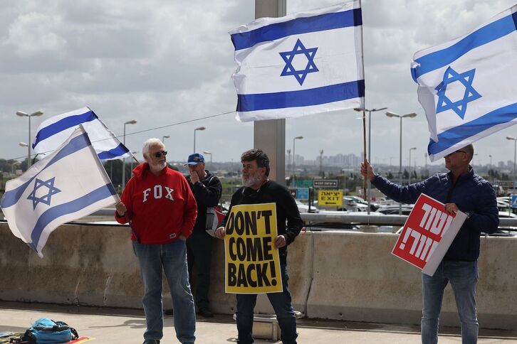 Los manifestantes llevaron la protesta al aeropuerto Ben Gurion, de donde Benjamin Netanyahun salió hacia Berlín.