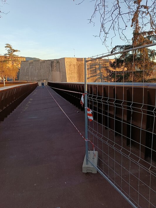 La pasarela del Labrit, de nuevo con señalización de obras.