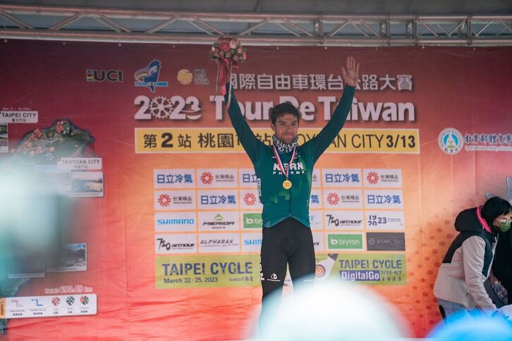 Jordi López, en el podio final como segundo clasicficado del Tour de Taiwan.