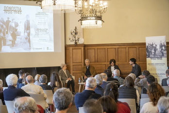 María Puy Inchausti, Anastasio Arbella e Izaskun Etxeberria, con el historiador Javier Buces, que ha guiado la charla.