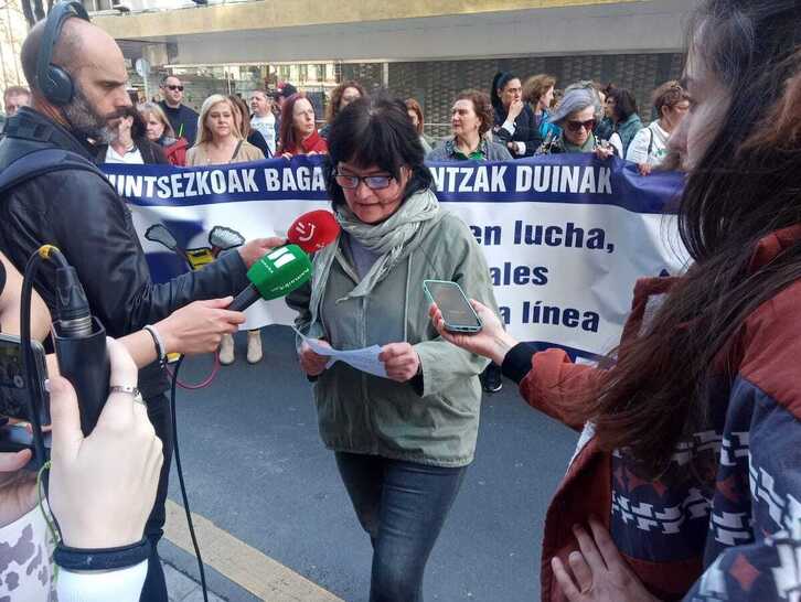Concentración de la intersindical, este jueves la sede del CRL en Bilbo.