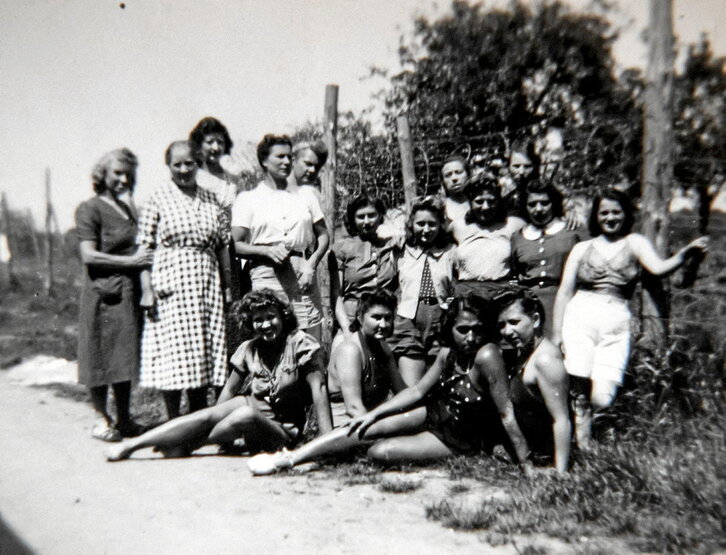Odette Niles, laugarrena eskuinetik, bigarren lerroan, La Lande kanpoan, 1942an. (Alainn JOCARD / AFP)