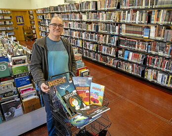 Iñaki Otamendi Komikipediaren egilea, Koldo Mitxelena kulturuneko komikitegian.