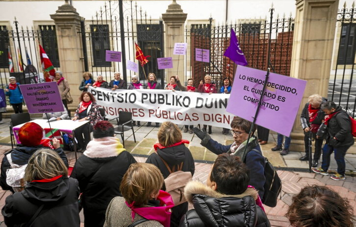 Movilización de mujeres pensionistas en noviembre ante el Parlamento de Gasteiz tras su II Congreso.