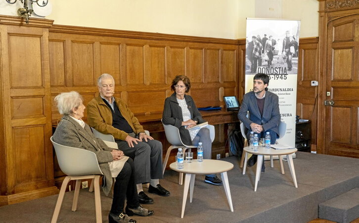 María Puy Intxausti, Anastasio Arbella e Izaskun Etxeberria, con el historiador Javier Buces.