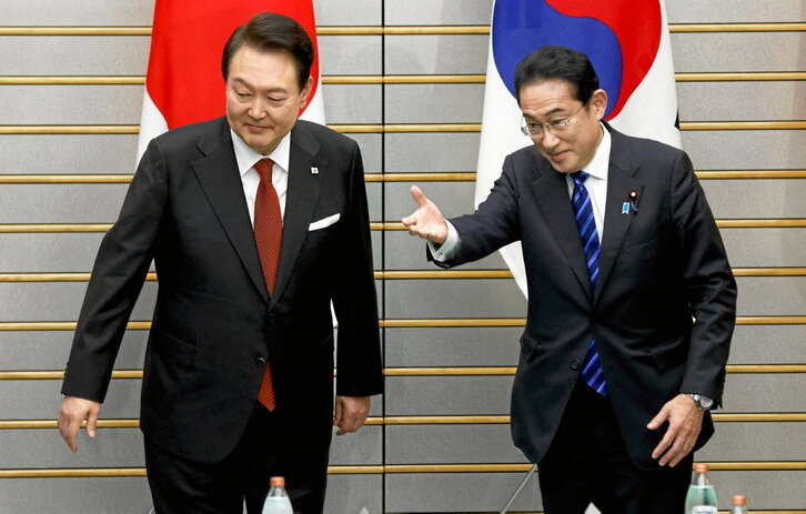 Yoon Suk-yeol (i) y Fumio Kishida (d), en la residencia oficial del primer ministro japonés en Tokio.