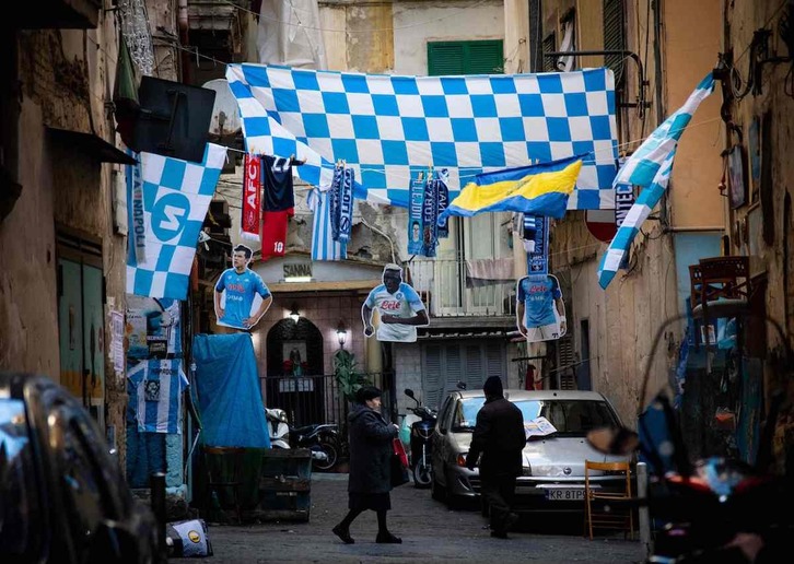 Banderas de Napoli se mezclan con una de Boca Juniors y con las de varios jugadores de la actual plantilla.