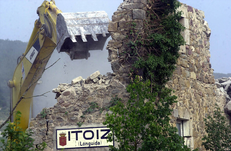 Una excavadora derrumba una casa en Itoitz en 2004.
