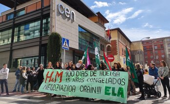 Las trabajadoras de H&M en La Morea se han concentrado ante la sede de la CEN. 