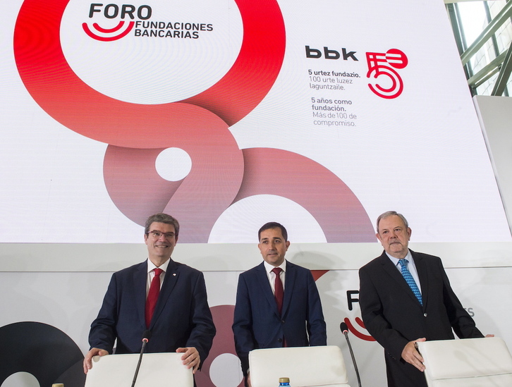 Xabier Sagredo entre el alcalde Juan Mari Aburto y el consejero Pedro Azpiazu.