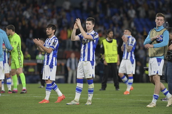 Los jugadores de la Real aplauden a su afición tras caer eliminados de la Europa League.