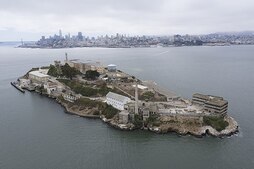 Alcatraz irla airetik ikusita.