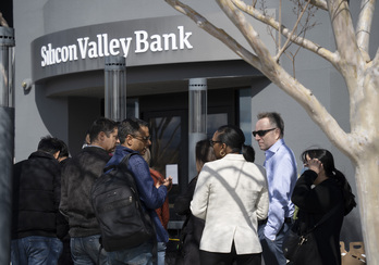 Un grupo de personas aguarda a las puertas de una sucursal del Silicon Valley Bank, en Santa Clara, California. 