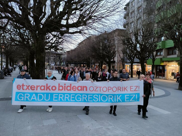 Errenterian manifestazioa egin zuten Inziarteren gradu erregresioaren aurka.